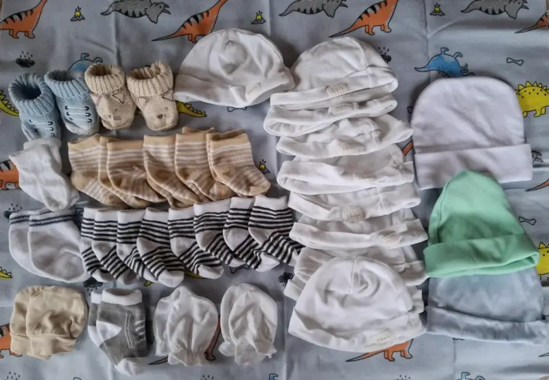 Lote de gorros y calcetines para bebé