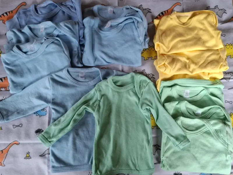 Camisetas de bebé en colores