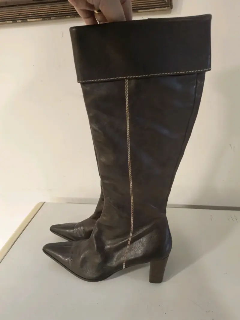 Botas de cuero marrón con tacón alto - 1