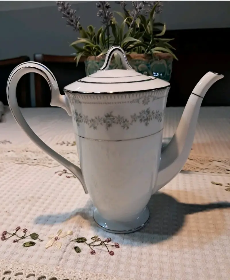 Tetera de porcelana con diseño floral - 1
