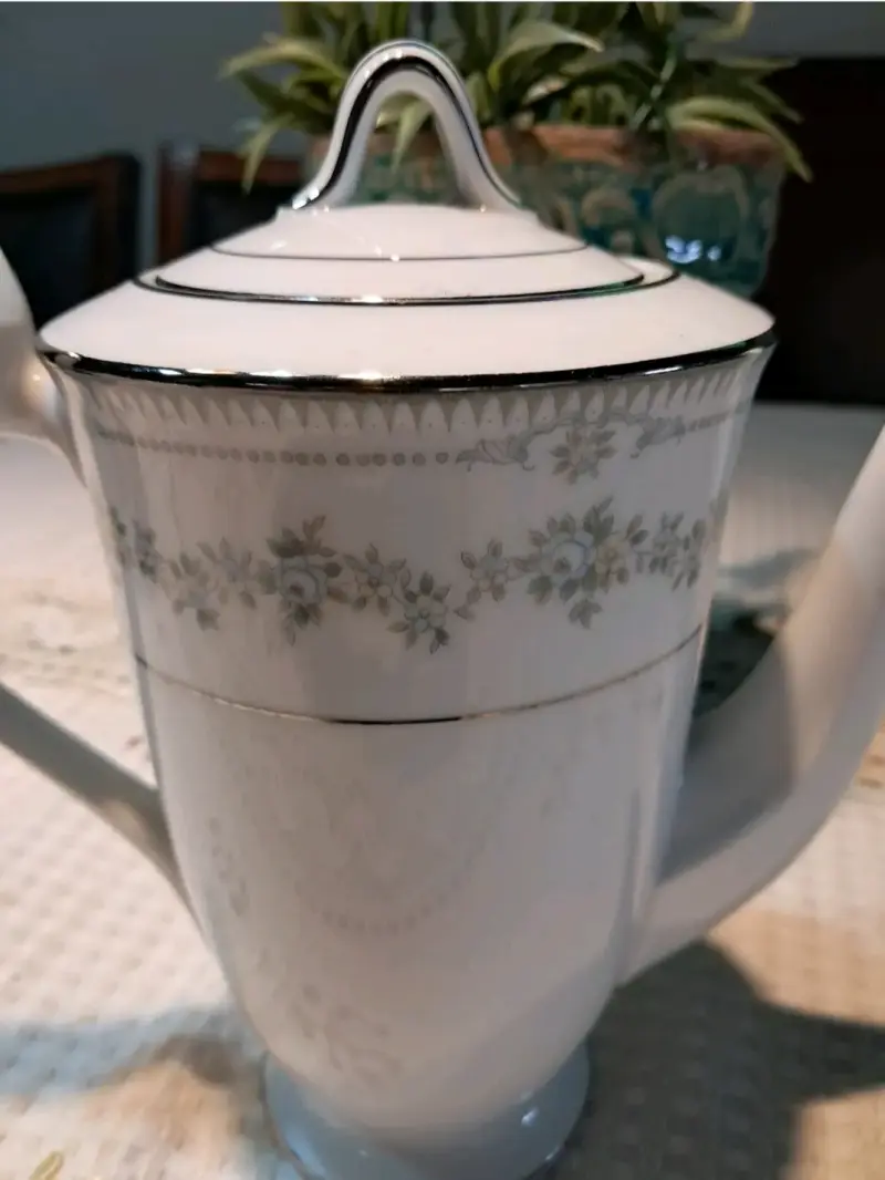 Tetera de porcelana con diseño floral - 2