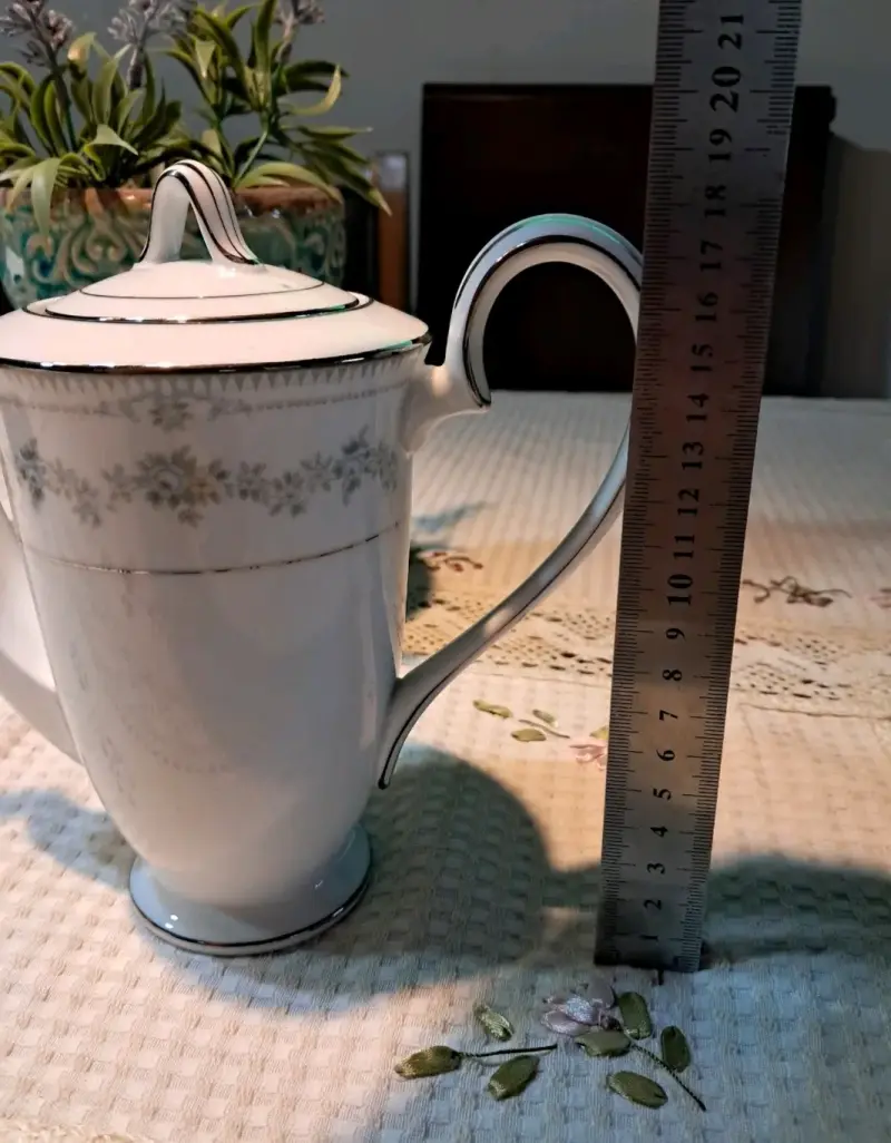 Tetera de porcelana con diseño floral - 3