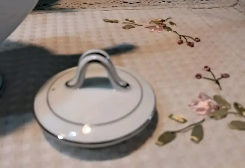 Tetera de porcelana con diseño floral - 5