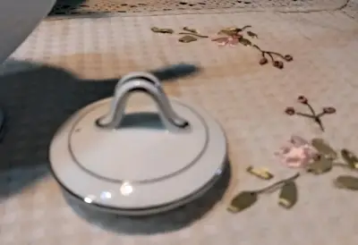 Tetera de porcelana con diseño floral - miniatura 5