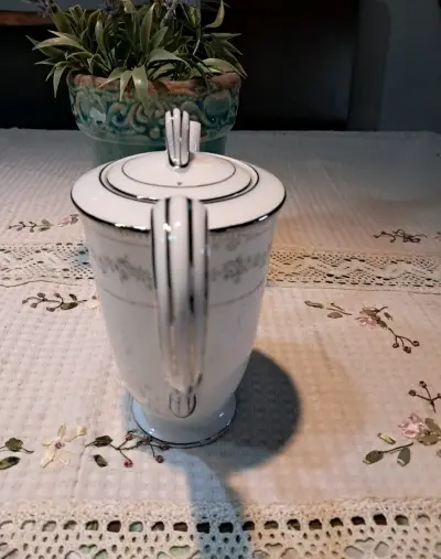 Tetera de porcelana con diseño floral - miniatura 6