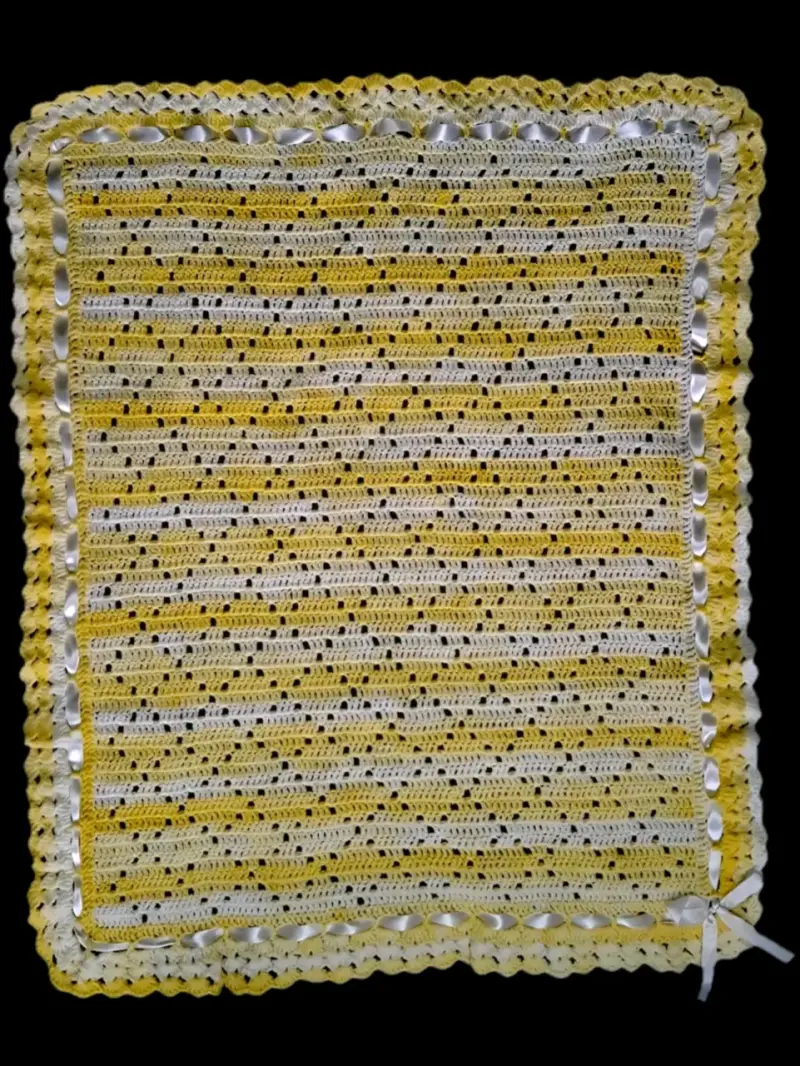 Manta tejida a crochet amarilla y blanca