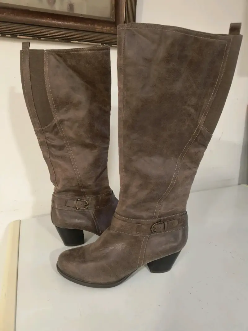 Botas de cuero sintético envejecidocon tacón medio - 1