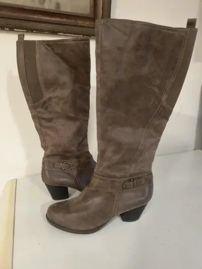 Botas de cuero sintético envejecidocon tacón medio - miniatura 1