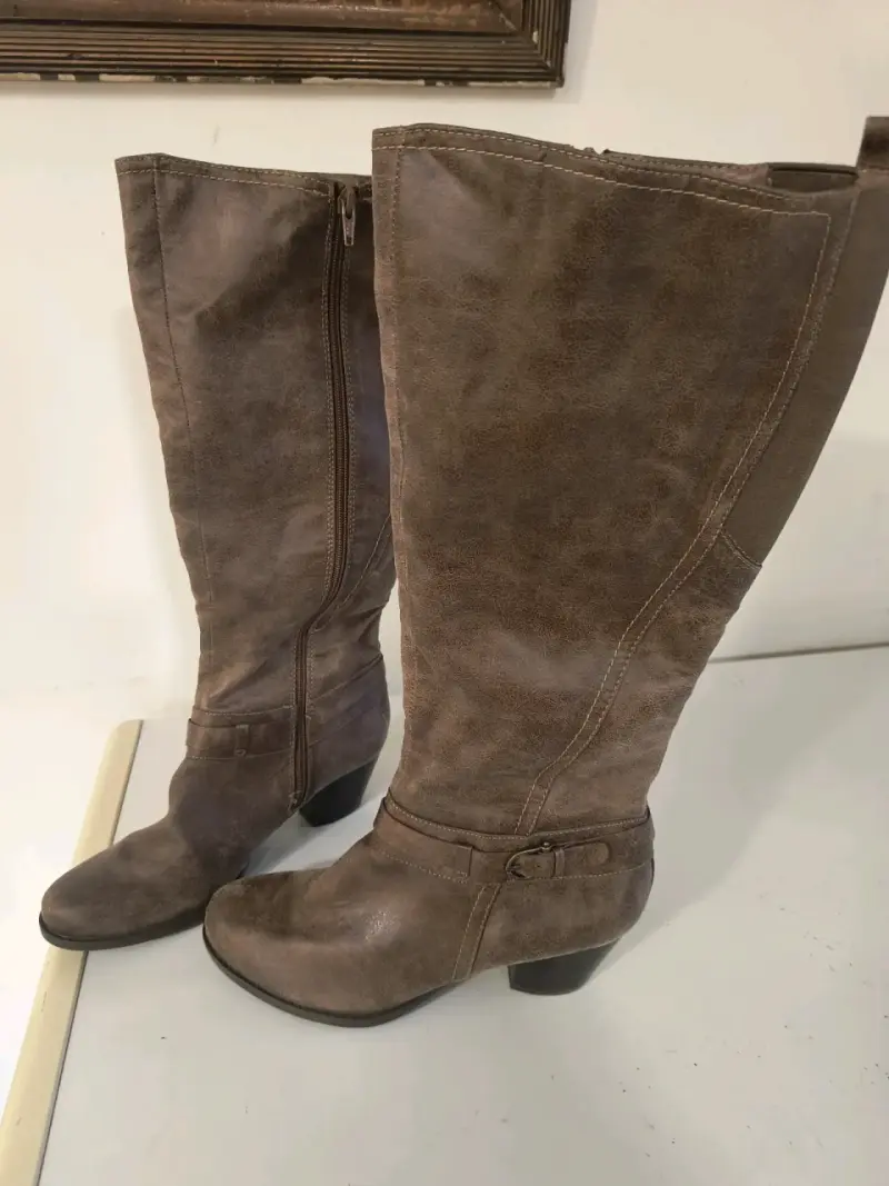 Botas de cuero sintético envejecidocon tacón medio - 2