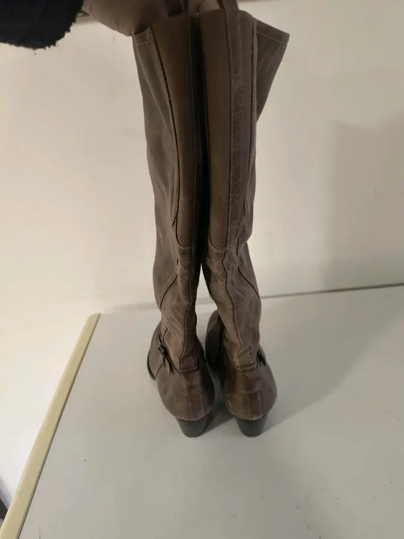 Botas de cuero sintético envejecidocon tacón medio - 3