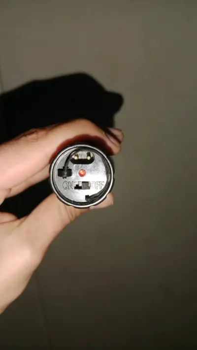 Linterna LED portátil con interruptor - miniatura 1