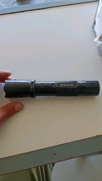 Linterna LED portátil con interruptor - miniatura 2