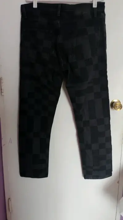 Jeans negros con diseño a cuadros - miniatura 1