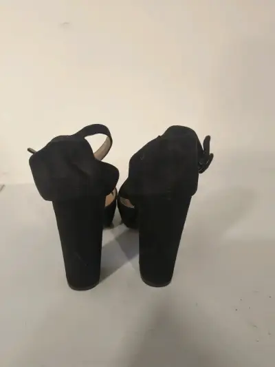 Tacones negros de gamuza con correa - miniatura 2
