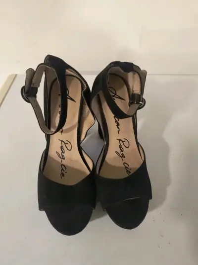 Tacones negros de gamuza con correa - miniatura 3