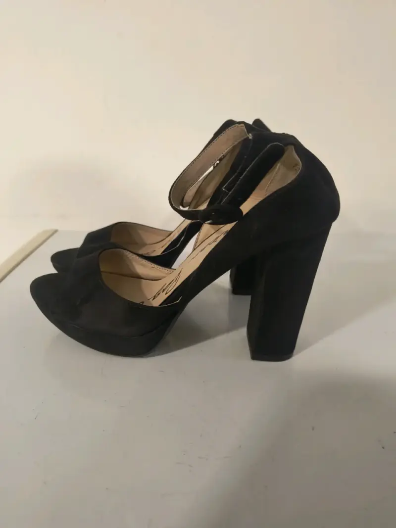 Tacones negros de gamuza con correa - 4
