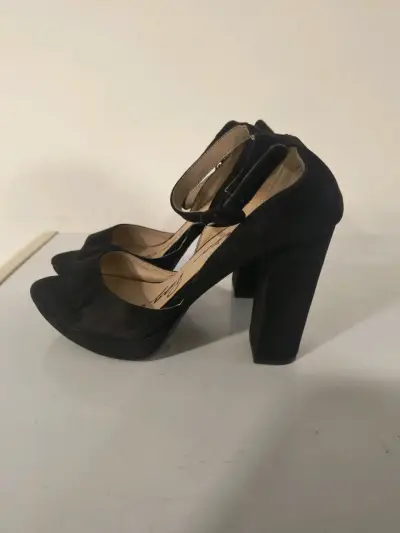 Tacones negros de gamuza con correa - miniatura 4