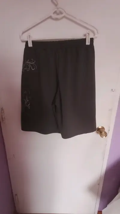 Shorts deportivos negros con diseño - miniatura 1