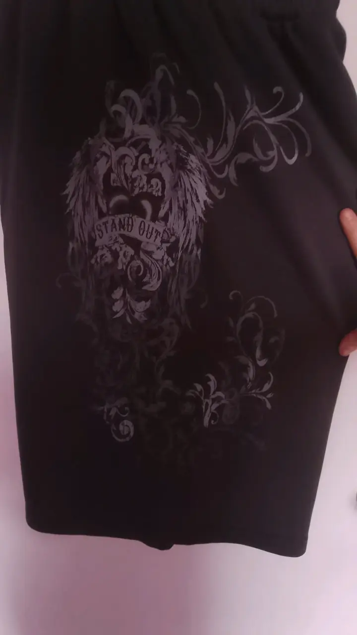 Shorts deportivos negros con diseño - 2