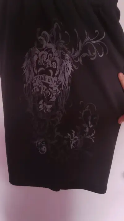 Shorts deportivos negros con diseño - miniatura 2