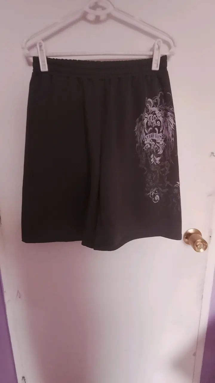 Shorts deportivos negros con diseño - 3