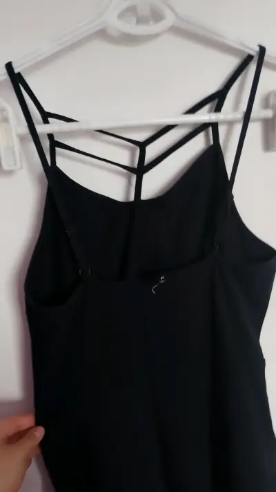 Vestido negro con tirantes delgados - miniatura 1