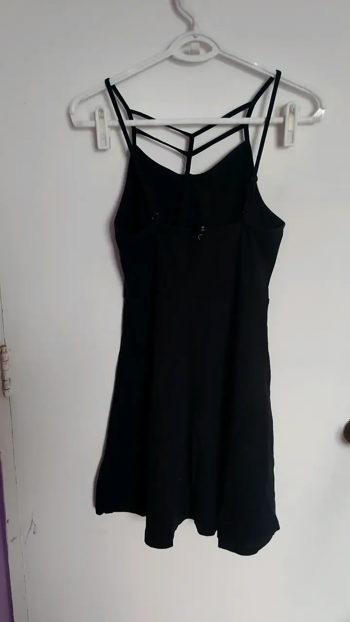 Vestido negro con tirantes delgados - 2