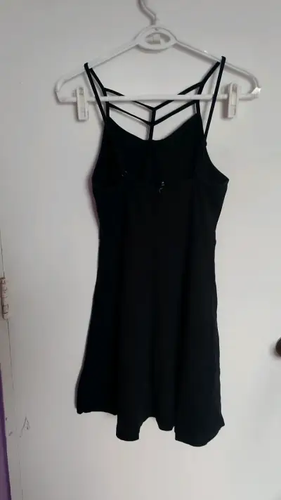 Vestido negro con tirantes delgados - miniatura 2