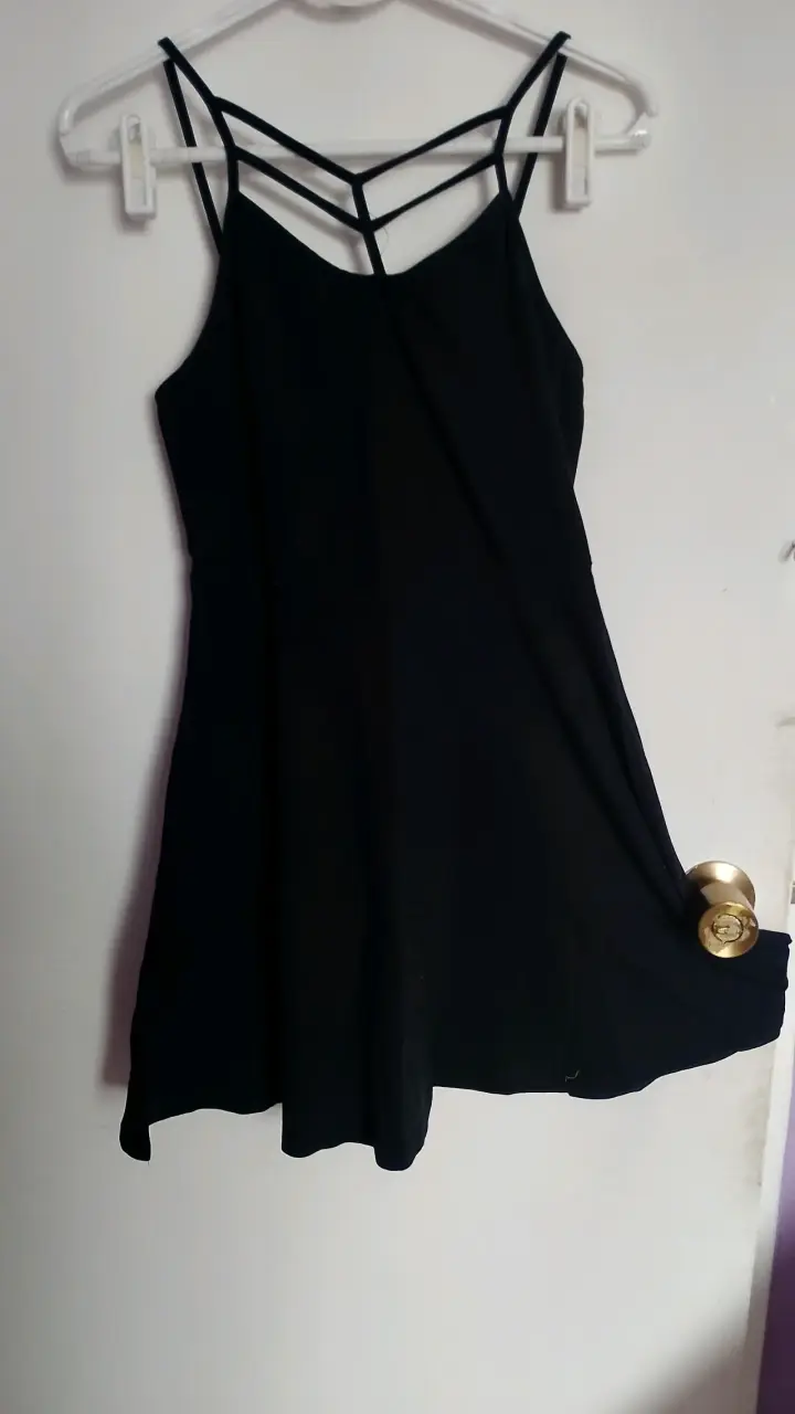 Vestido negro con tirantes delgados - 3