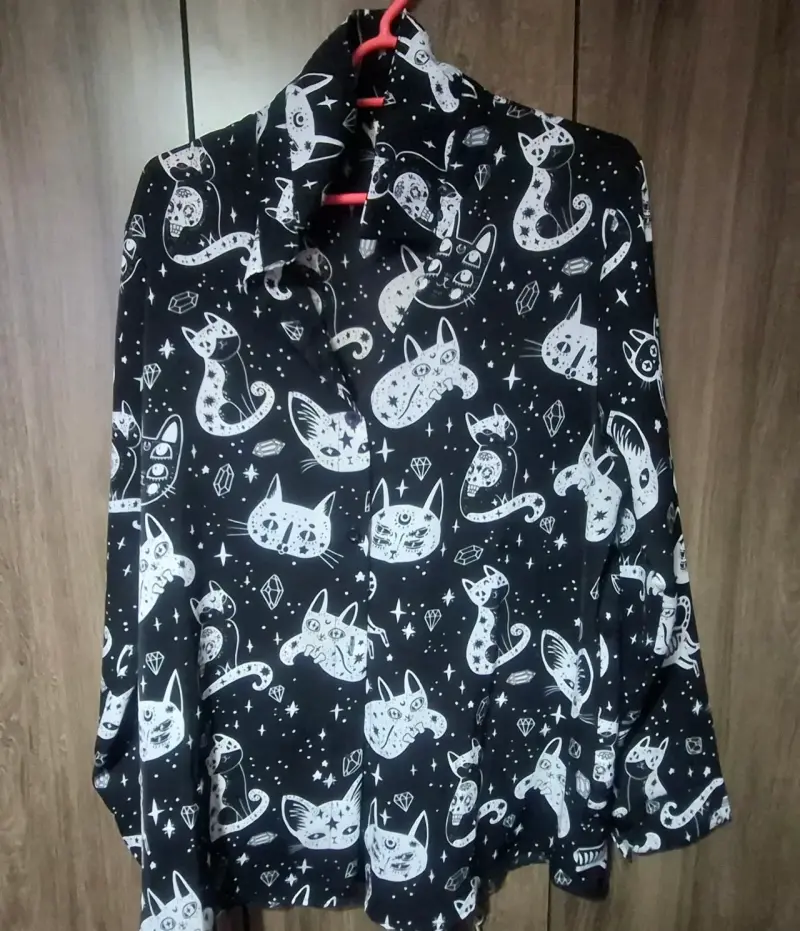 Camisa estampada de gatos en blanco y negro