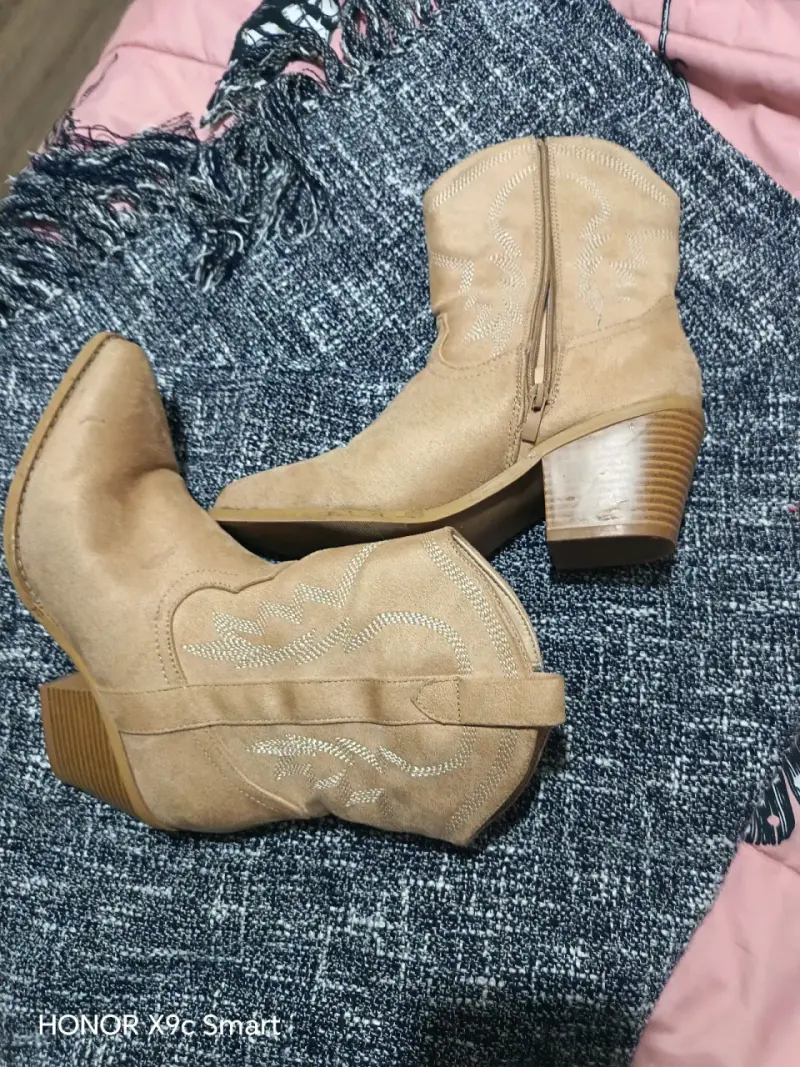 Botines vaqueros de gamuza beige