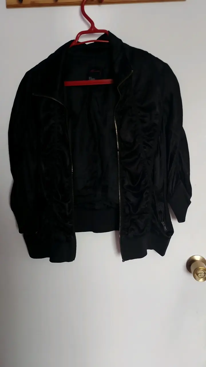Chaqueta negra de mujer con cierre - 1