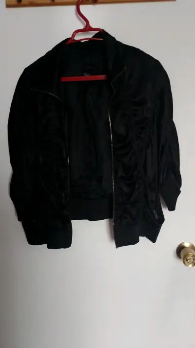 Chaqueta negra de mujer con cierre - miniatura 1