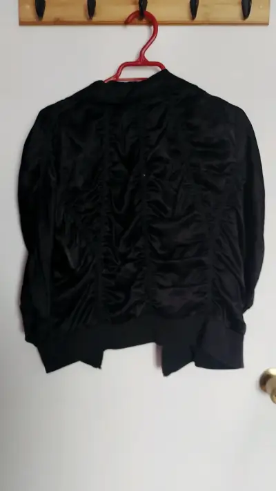 Chaqueta negra de mujer con cierre - miniatura 2