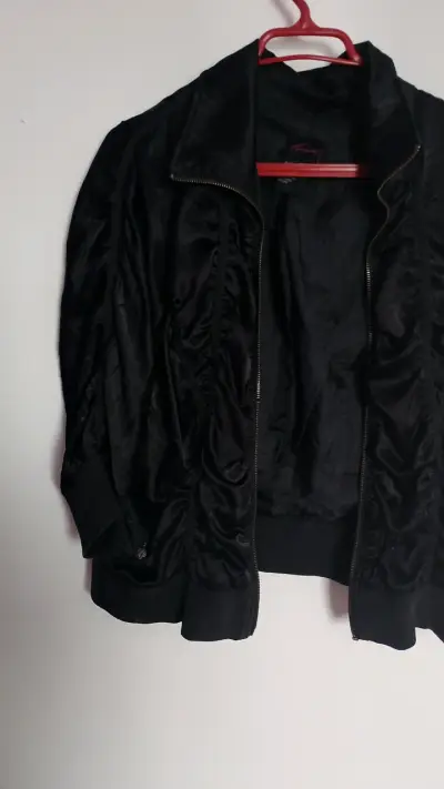 Chaqueta negra de mujer con cierre - miniatura 3