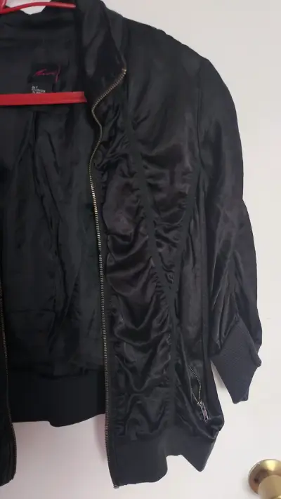 Chaqueta negra de mujer con cierre - miniatura 4