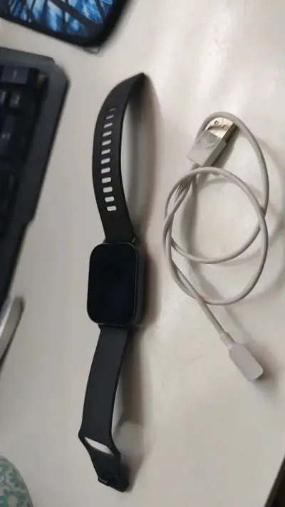 Smartwatch negro con cargador USB - miniatura 1