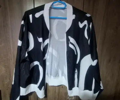 Chaqueta bomber negra y blanca estampada - miniatura 1