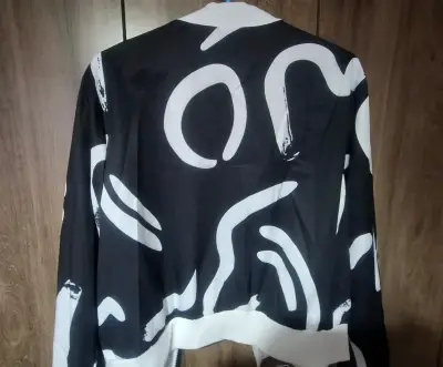 Chaqueta bomber negra y blanca estampada - miniatura 2