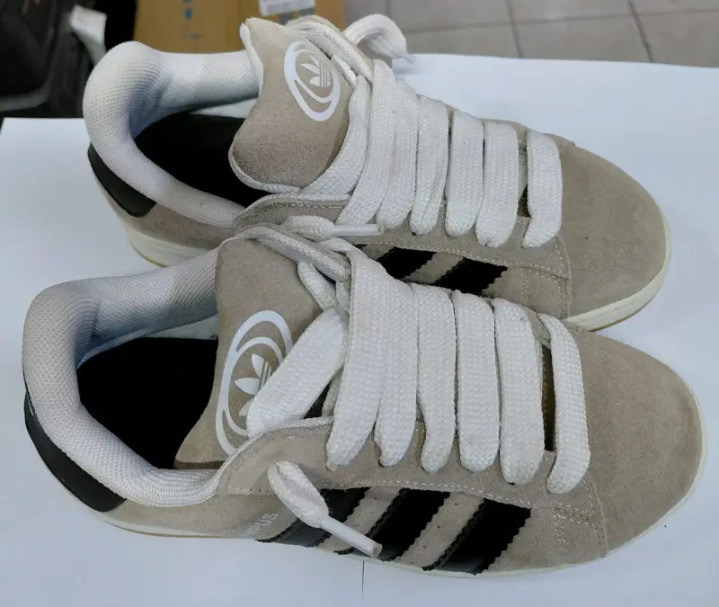 Zapatillas deportivas Adidas beige y negras - 1