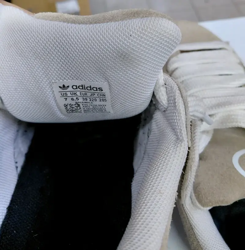 Zapatillas deportivas Adidas beige y negras - 2