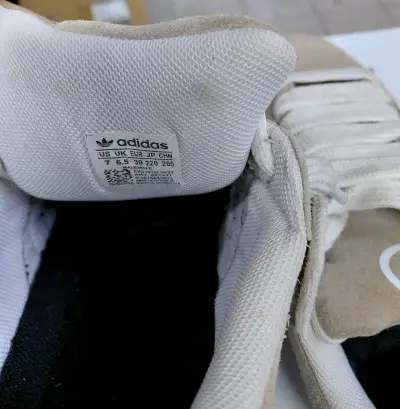 Zapatillas deportivas Adidas beige y negras - miniatura 2