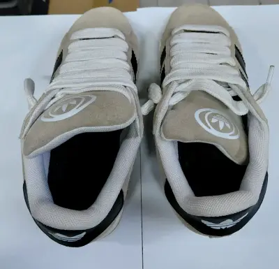 Zapatillas deportivas Adidas beige y negras - miniatura 3