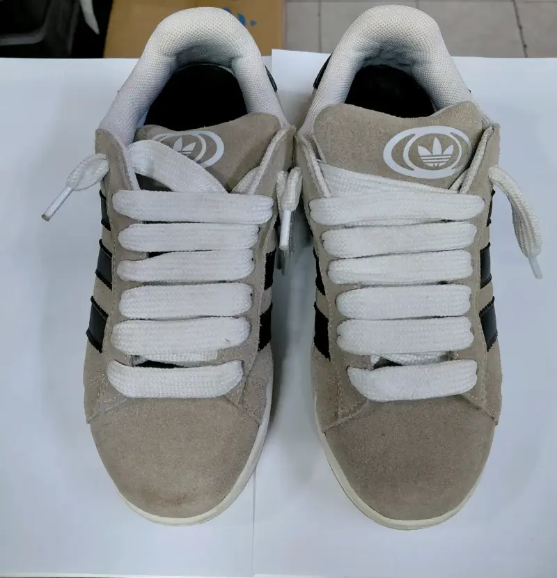 Zapatillas deportivas Adidas beige y negras - 4