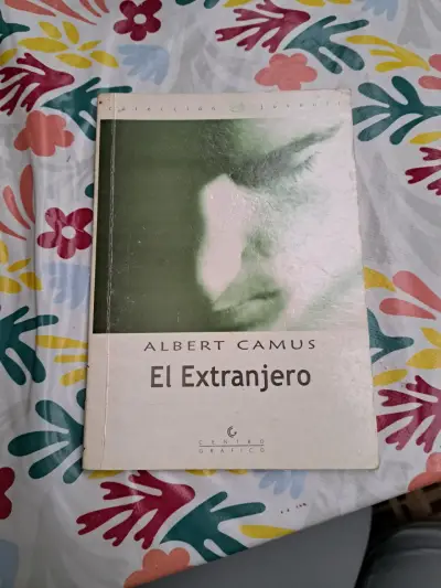 Libro 'El Extranjero' de Albert Camus - miniatura 1