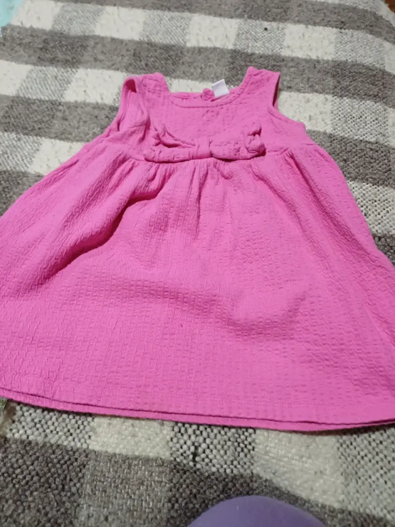 Vestido rosado para niña con lazo