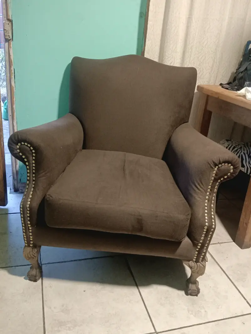 Sillón vintage de tela marrón con patas talladas - 1