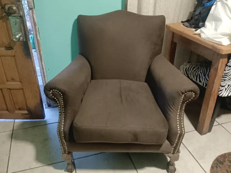 Sillón vintage de tela marrón con patas talladas - 2