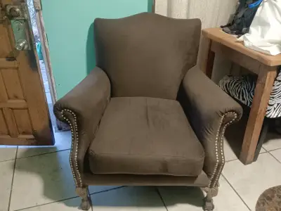 Sillón vintage de tela marrón con patas talladas - miniatura 2