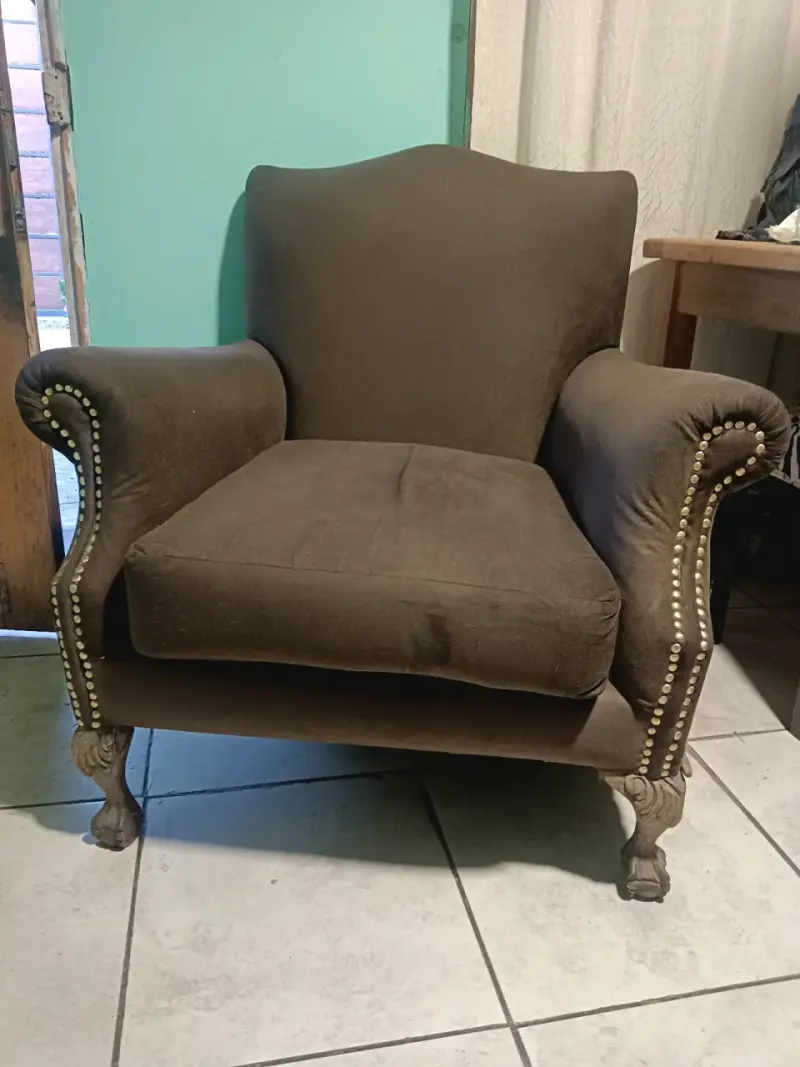 Sillón vintage de tela marrón con patas talladas - 3